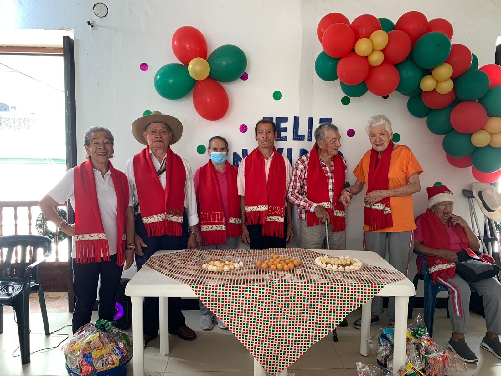 Adultos mayores de HACENVIDA en una celebración