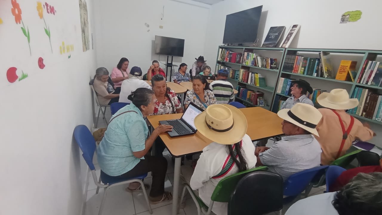 Adultos mayores jugando juegos de mesa